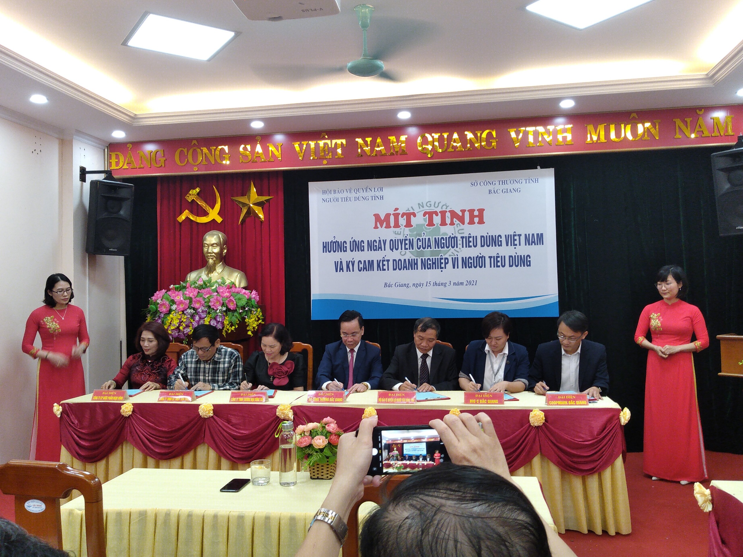 Mít ting hưởng ứng ngày quyền của người tiêu dùng Việt Nam và ký cam kết doanh nghiệp vì người...