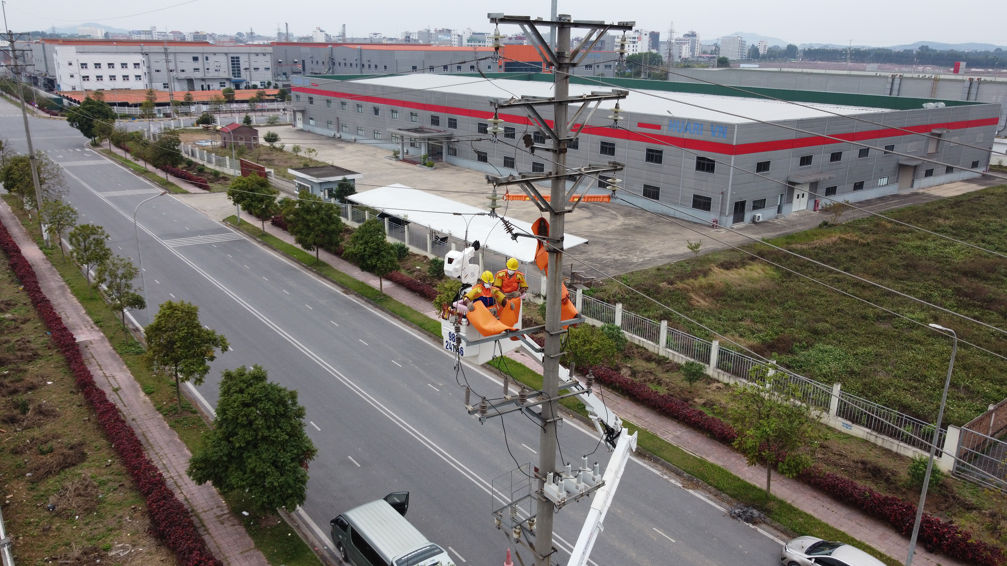 Công ty Điện lực Bắc Giang tăng cường các giải pháp  trong công tác An toàn vệ sinh lao động