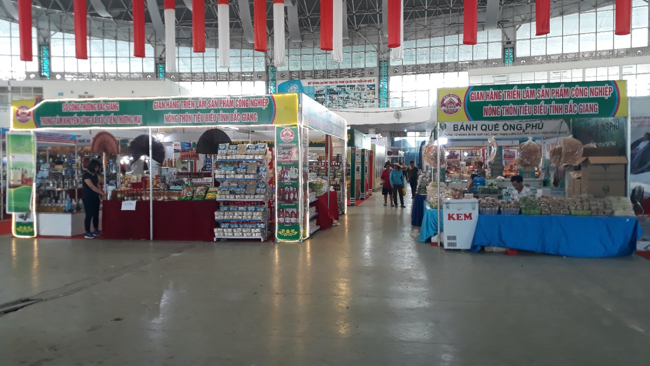 Trung tâm Khuyến công và Xúc tiến thương mại Bắc Giang tham gia Hội chợ triển lãm hàng công...
