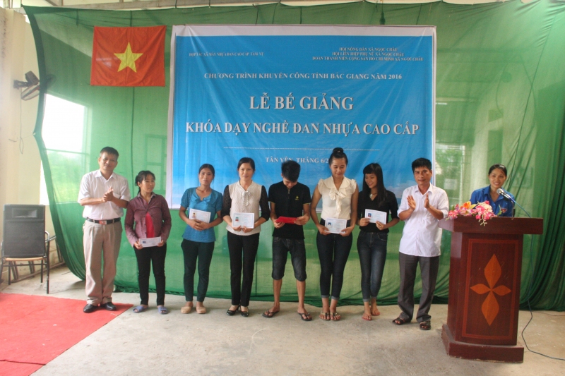 Bế giảng khóa dạy nghề đan nhựa cao cấp tại xã Ngọc Châu