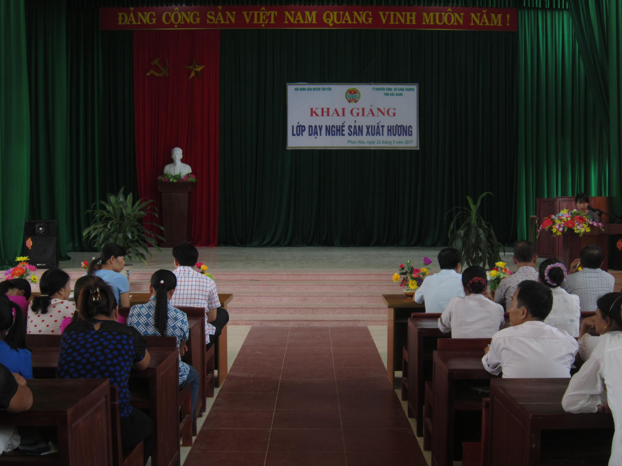 Khai giảng lớp dạy nghề sản xuất hương tại xã Phúc Hòa, huyện Tân Yên