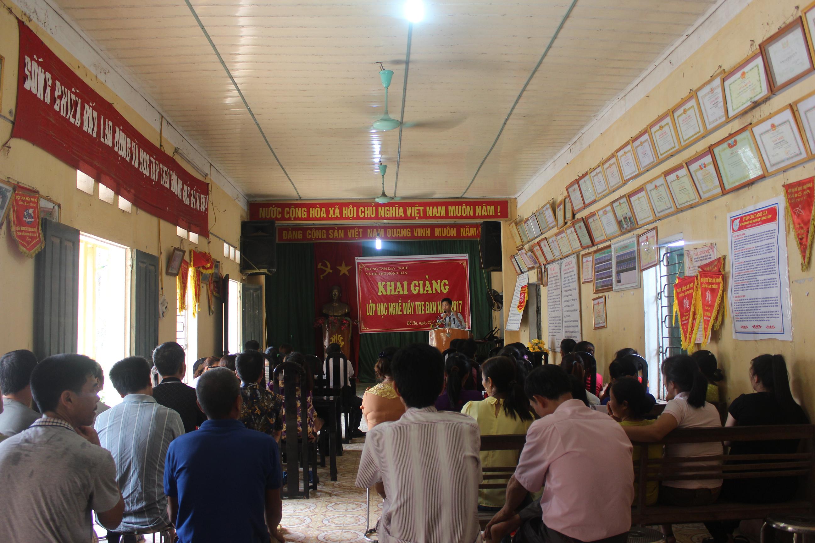 Tổ chức khai giảng lớp học nghề mây tre đan tại xã Bố Hạ, huyện Yên Thế