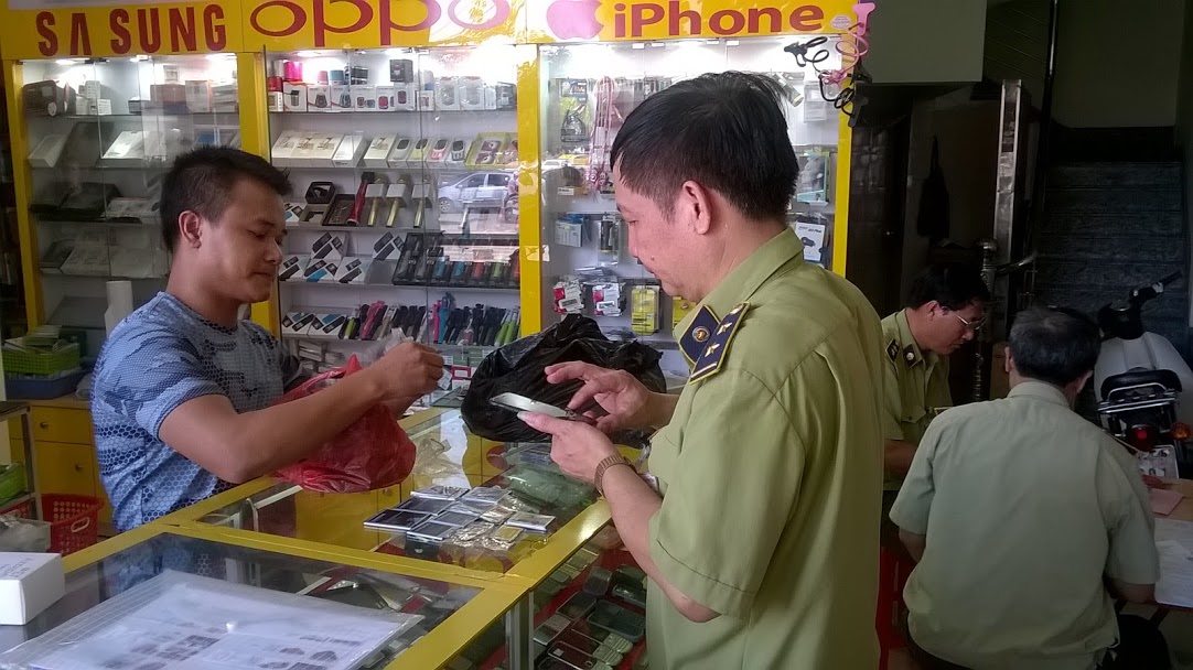 Đội Quản lý thị trường Lạng Giang phối hợp xử lý buôn bán điện thoại, phụ kiện điện thoại giả mạo...