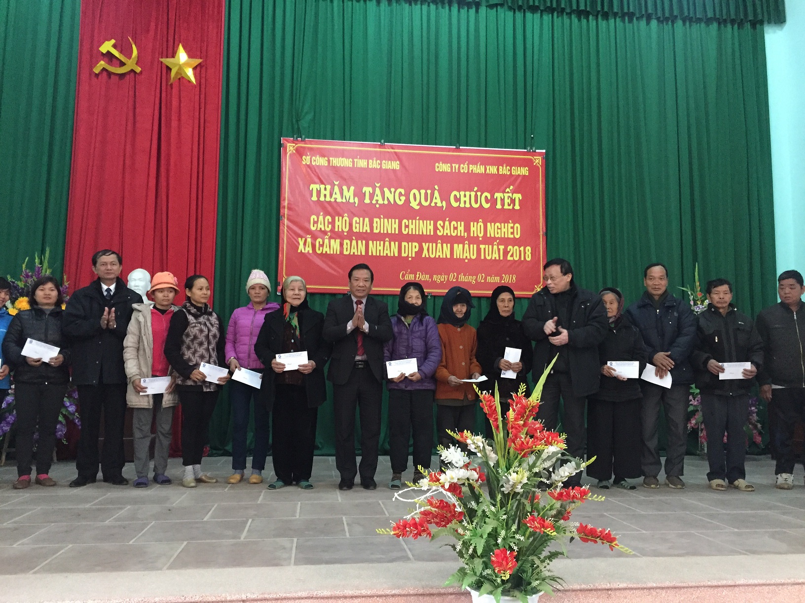 Sở Công Thương Bắc Giang tặng quà Tết cho hộ nghèo huyện Sơn Động