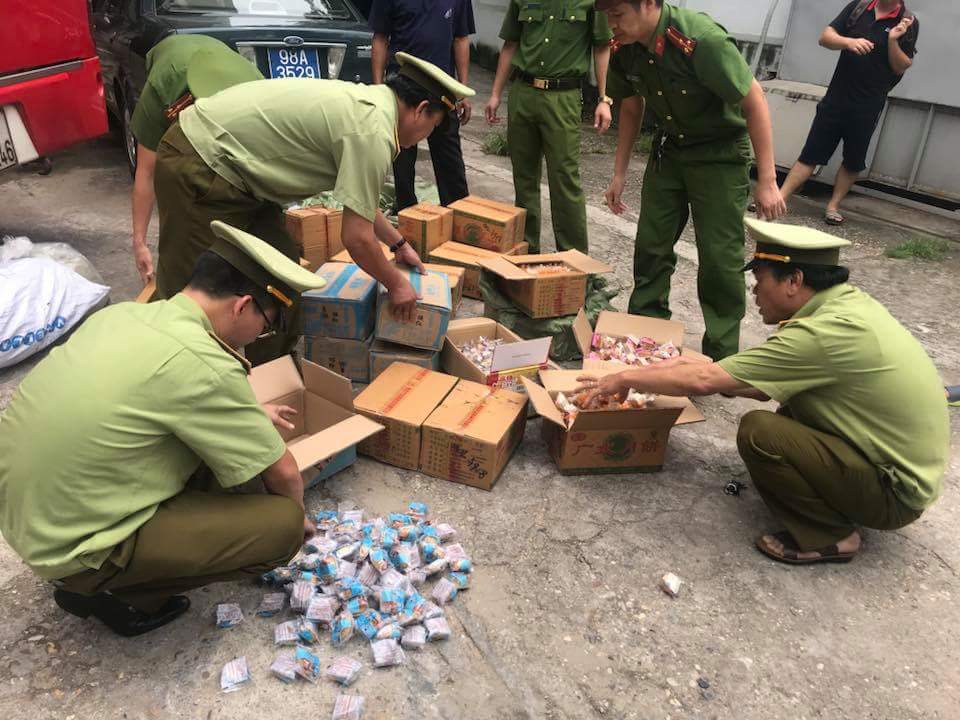 Lực lượng Quản lý thị trường tỉnh Bắc Giang phối hợp xử lý 3.000 bánh Trung thu không rõ nguồn gốc