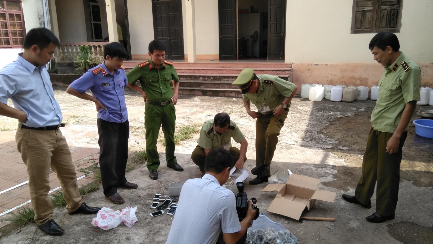 Đội Quản lý thị trường số 8 huyện Lạng Giang tổ chức tiêu hủy hàng giả và rượu