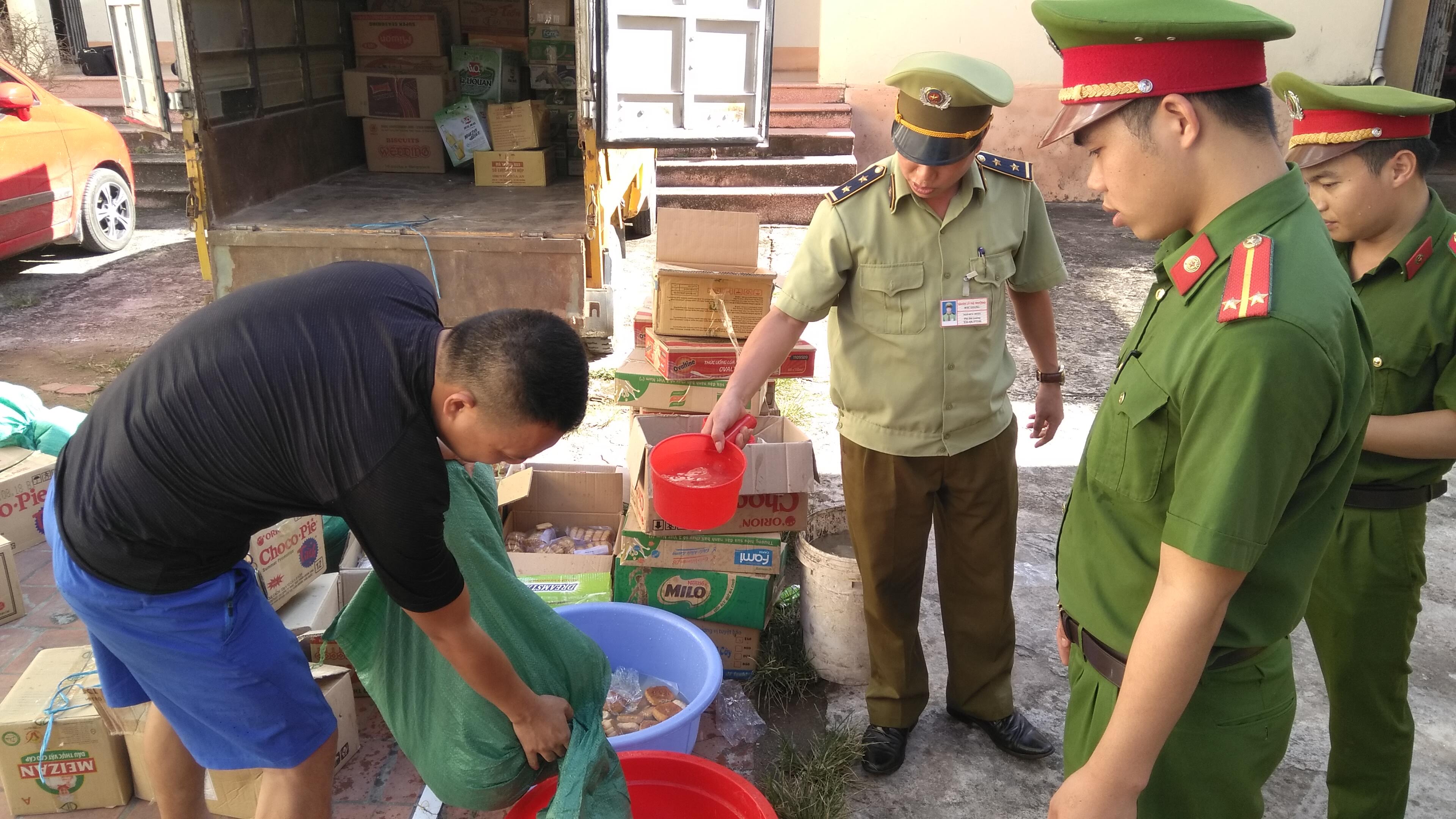 Đội QLTT số 8 huyện Lạng Giang phối hợp xử lý vụ việc và tiêu hủy 4.000 chiếc bánh Trung thu nhập...